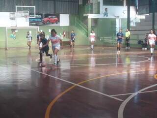 Female futsal teams competing in the Pelezinho Cup at the União dos Sargentos Gymnasium (Photo: Divulgation)