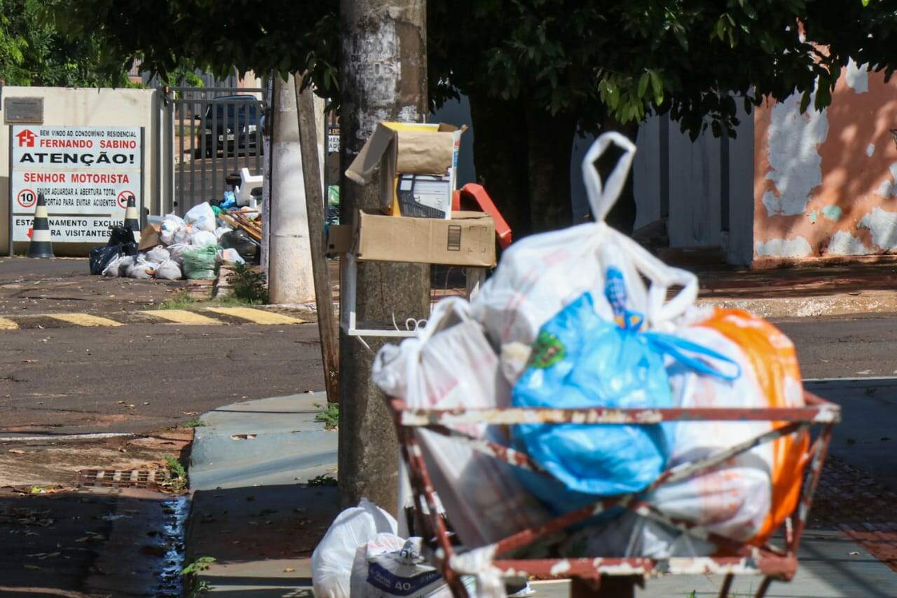 Volume de lixo cresce 7% na década e cada morador produz quase 1 quilo por dia 