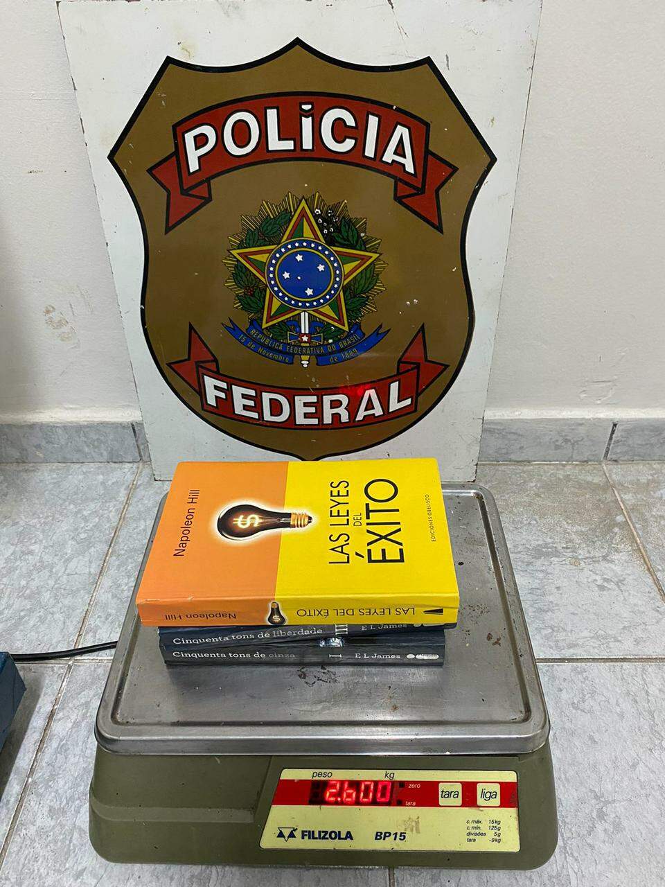 Traficante é preso com cocaína “disfarçada” em livros, rumo à Austrália