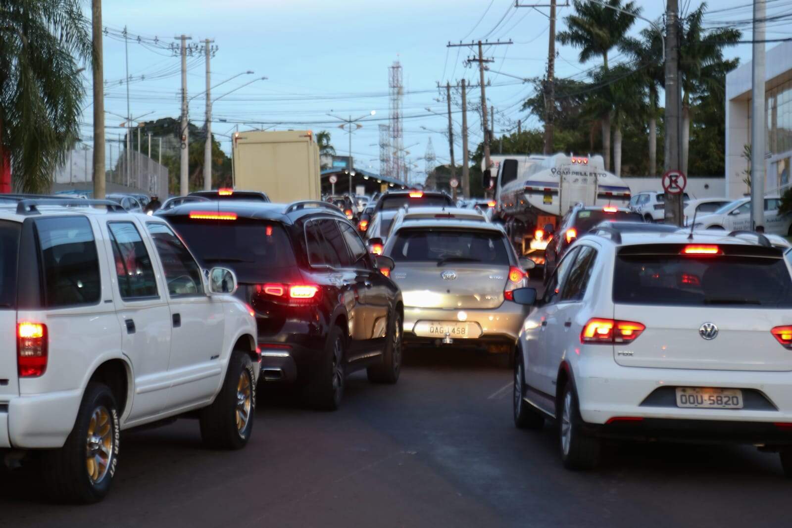 Nem semáforos em rotatórias resolvem tumulto e moradores pedem viadutos