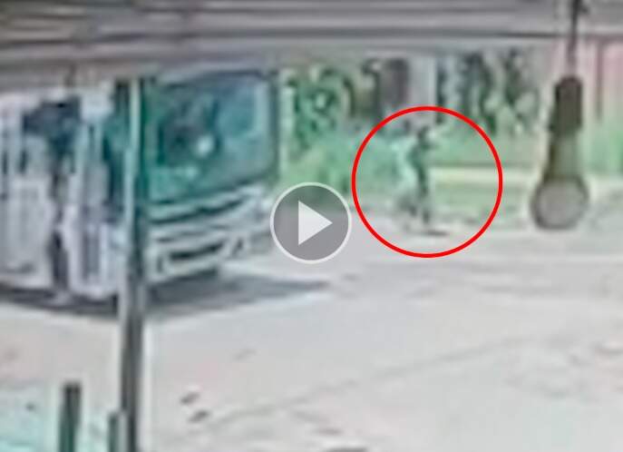  Vídeo mostra criança ao ser atropelada por ônibus no Los Angeles  