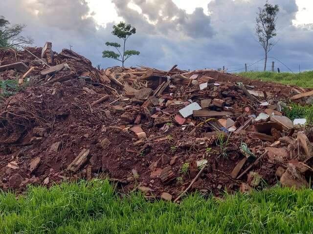 &Aacute;rea rural e distante &eacute; foco de despejo irregular de lixo e entulho na Capital