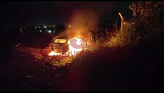 Carro usado no crime foi incendiado. (Foto: Reprodução/Urundey FM)