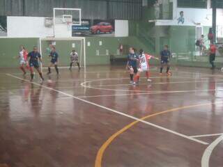 Jogadoras dos times de futsal em jogo no Ginásio Pelezinho (Foto: Divulgação)