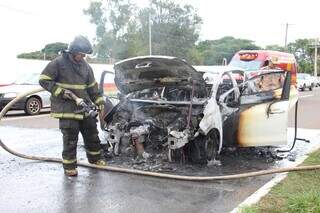 Bombeiros apagaram fogo de veículo, mas carro ficou totalmente destruído (Foto: Juliano Almeida)