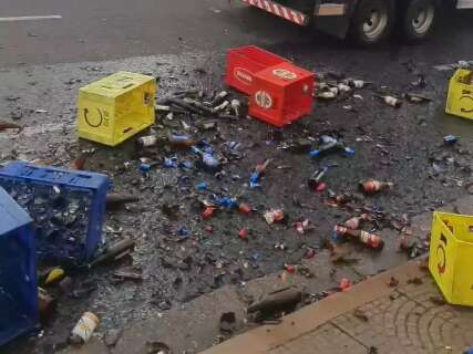 Motorista de distribuidora derruba engradados e &quot;lava&quot; rua do Centro com cerveja