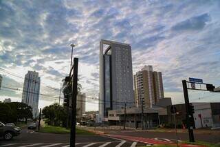 Tempo em Campo Grande na manhã deste sábado. (Foto: Alex Machado)