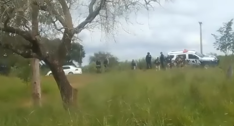 Indígenas Guarani-Kaiowá são cercados por policiais em fazenda de MS