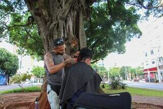 Árvores são teto do &#39;salão&#39; e mureta de concreto o banco (Foto: Juliano Almeida)