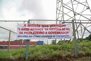 Uma das faixas foi colocada na Rua Joaquim Murtinho, na grade de antigo hipermercado. (Foto: Alex Machado)