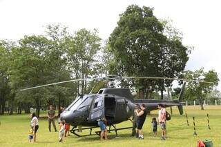 Helicóptero é visto de perto por visitantes no Parque das Nações. (Foto: Alex Machado)