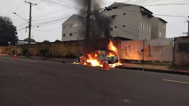 Carro colide em poste, pega fogo e fica destru&iacute;do no Tijuca 