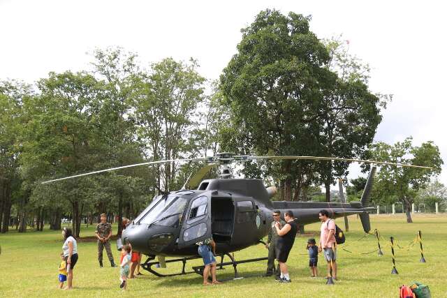 Armamento e helicóptero são atrações do Exército no Parque das Nações