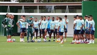 Abel Ferreira orientando jogadores do Palmeiras em treinamento (Foto: Cesar Greco)