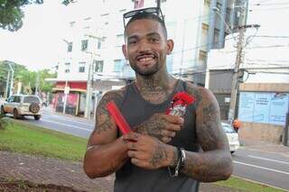 Bruno comprou os aparelhos para trabalhar na rua e sonha em consegeuir o próprio negócio (Foto: Juliano Almeida)