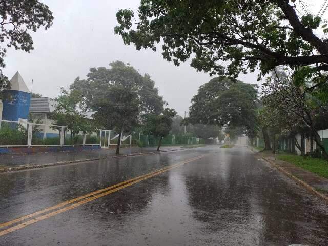 Chuva atinge Capital no in&iacute;cio da tarde de s&aacute;bado 