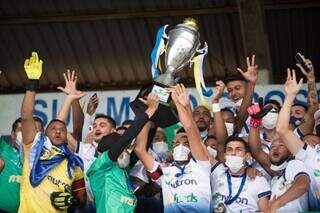 Jogadores do Costa Rica comemoram título de 2021; em 2022, Operário foi campeão. (Foto: Divulgação)