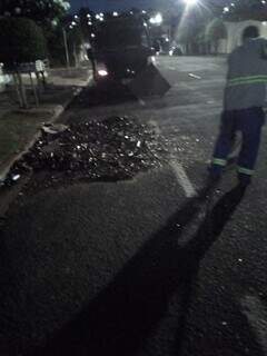 Caminh&atilde;o-pipa &eacute; usado para limpar rua tomada por vidros e cerveja