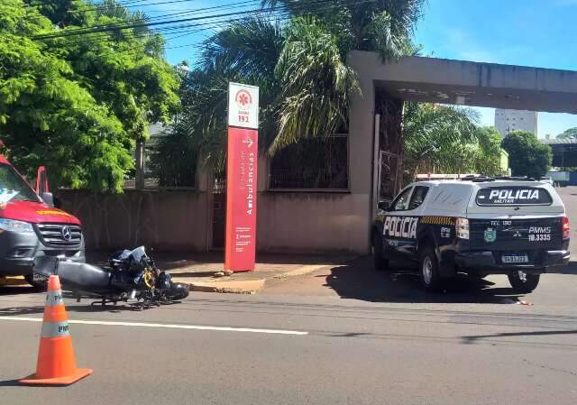 Motoentregador colide com viatura da pol&iacute;cia em frente a batalh&atilde;o