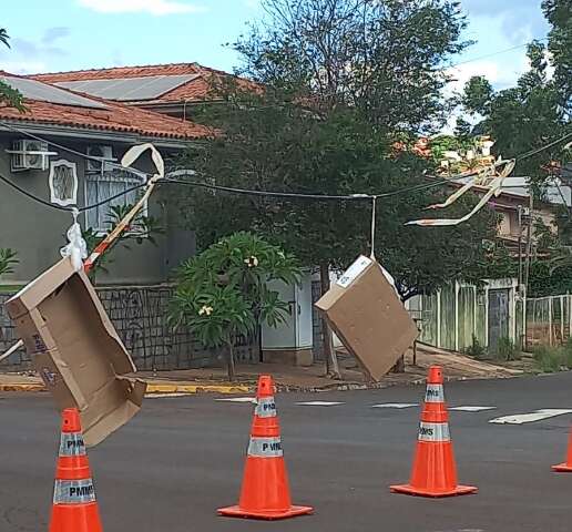 Caminh&atilde;o derruba fia&ccedil;&atilde;o e moradores penduram caixas para evitar acidentes