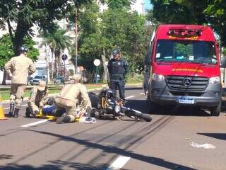 Motoentregador colide com viatura da pol&iacute;cia em frente a batalh&atilde;o