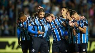 Jogadores do Grêmio comemoram gol de João Pedro. (Foto: Divulgação/Grêmio)