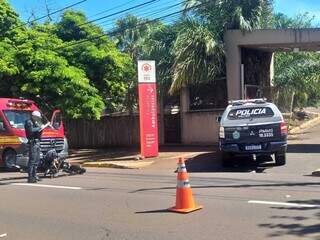 Motoentregador colide com viatura da pol&iacute;cia em frente a batalh&atilde;o