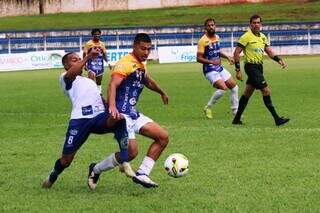 Jogadores do Ivinhema e Costa Rica disputam bola. (Foto: Reprodução/Ivinotícias)