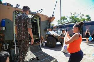 Crian&ccedil;as fazem a festa em tanques e viaturas militares na Afonso Pena