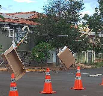 Caminhão derruba fiação e moradores penduram caixas para evitar acidentes