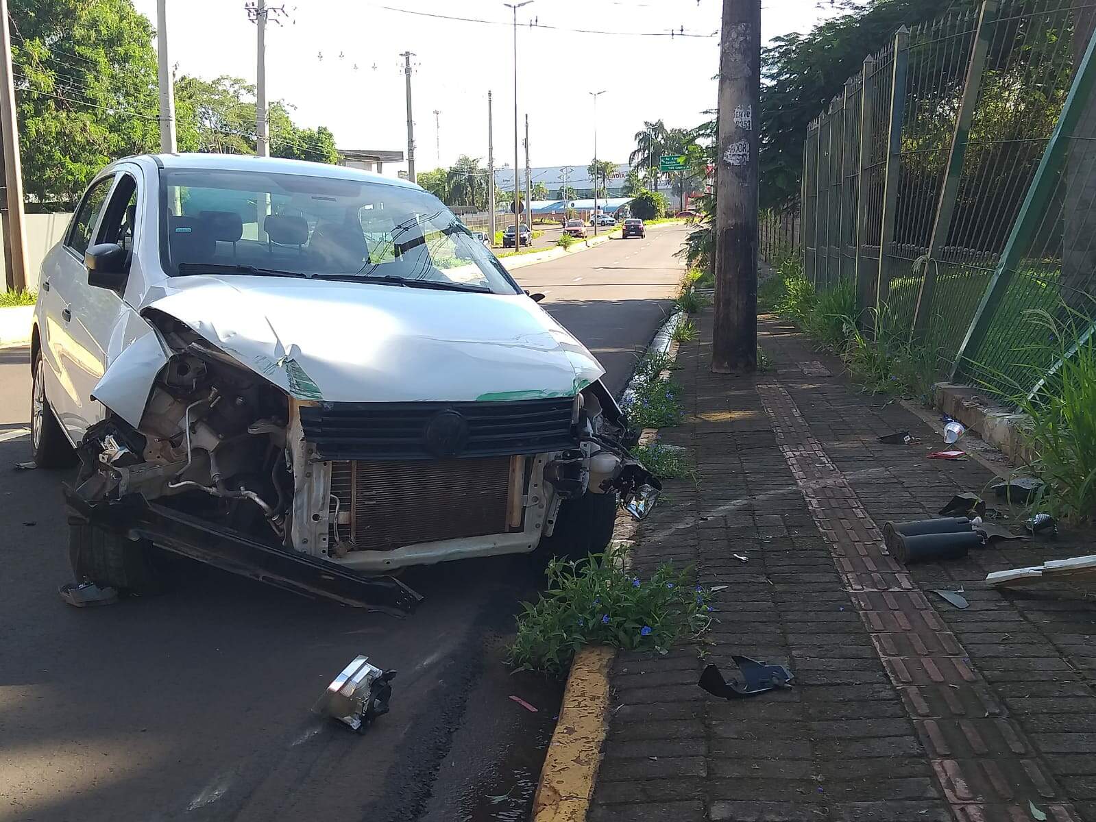 Condutor perde controle de carro e atinge grade na Avenida Eduardo Elias Zahran