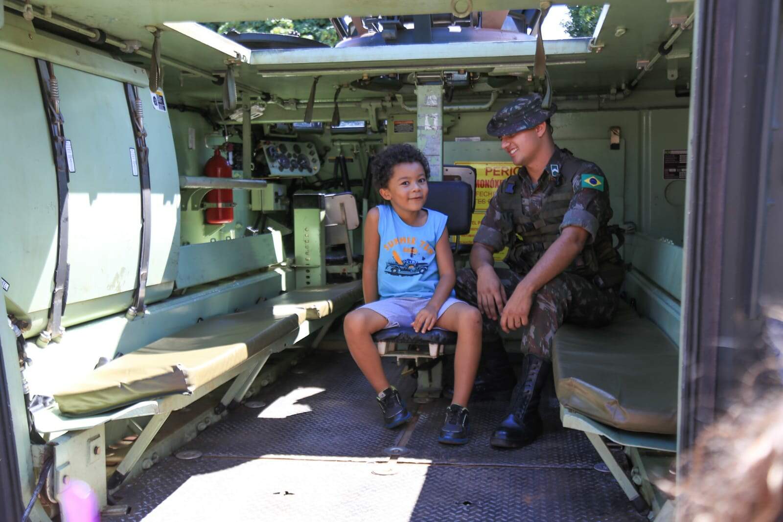 Crianças fazem a festa em tanques e viaturas militares na Afonso Pena