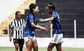 Jogadoras do Cruzeiro comemoram um dos gols marcados. (Foto: Gustavo Martins/Cruzeiro)