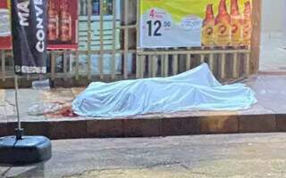 Corpo de Gabriel caído em frente ao bar onde foi executado. (Foto: Direto das Ruas)