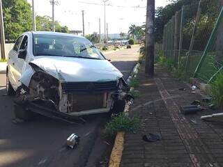 Frente do carro ficou destruída na colisão. (Foto: Mylena Fraiha)