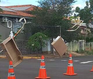 Caminh&atilde;o derruba fia&ccedil;&atilde;o e moradores penduram caixas para evitar acidentes