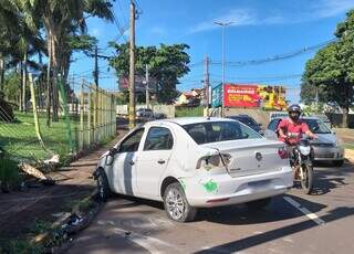 Veículo atravessado interditou parte da pista na avenida. (Foto: Mylena Fraiha)