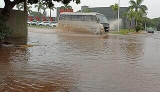 Ônibus circula por rua inundada em Naviraí. (Foto: Ronney Minela)