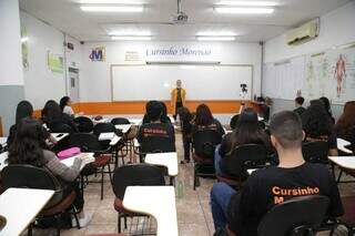 Alunos do cursinho preparativo para o Enem (Exame Nacional do Ensino Médio) durante aula. (Foto: Arquivo/Kísie Ainoã)