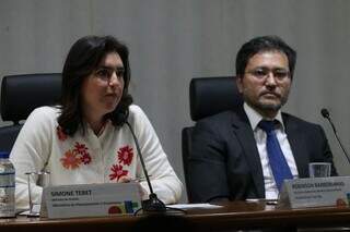 Ministra do Planejamento e Orçamento, Simone Tebet, e o secretário da Receita Federal, Robinson Barreirinhas, durante entrevista coletiva. (Foto: Antonio Cruz/Agência Brasil)