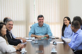 Liderando o encontro, o governador Eduardo Riedel (PSDB) mostrou a felicidade ao assinar decreto. (Foto: Saul Schramm)