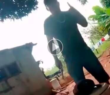 Vídeo mostra homem descontrolado matando rapaz a tiros