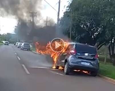 Carro pega fogo na Avenida Guaicurus e assusta moradores