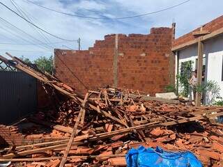 Casa destruída por chuva no município de Bataguassu (Foto: Defesa Civil)