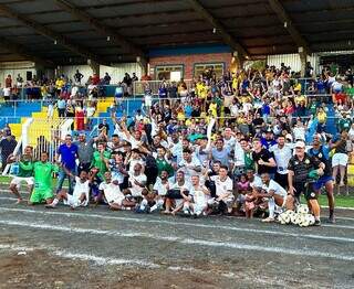 Jogadores e comissão técnica do Costa Rica comemorando vaga à final (Foto: Divulgação)