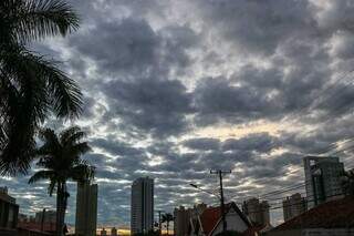 Céu de Campo Grande coberto nesta manhã (Foto: Henrique Kawaminami)