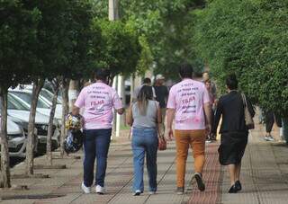 De camisetas pedindo &#34;justiça&#34;, pai da vítima, Jean Carlos Ocampo da Rosa (de calça caqui), e o marido chegam ao Fórum de Campo Grande. (Foto: Paulo Francis)