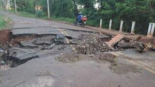 Ponte sobre Córrego Bálsamo, da Rua Rivaldi Albert, segue sem reparo desde fevereiro (Foto: Thays Schneider)