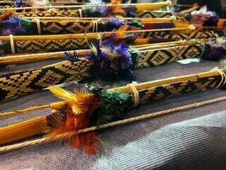 Arco e flecha é feita com penas, corda e muita habilidade de Remicio. (Foto: Jéssica Fernandes)