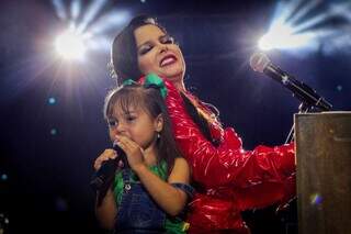 Valentina cantando ao lado de Maraisa no palco da Expogrande. (Foto: Juliano Almeida)